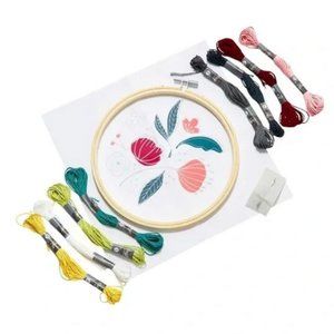 Craft Crush Winter Flower Design Embroidery thread needle hoop fun Art Kit